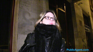 Public Agent - francia túrista kisasszony a lépcsőházban