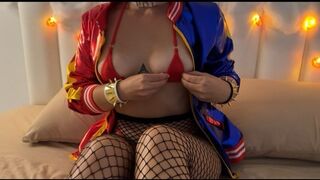 Ufo dug bele a bombázó harley quinnbe piros mikro bikiniben minden lyukba