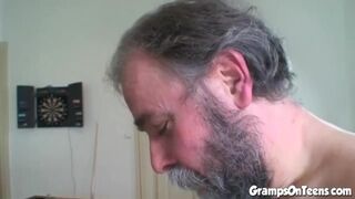 Fiatal vörös kisasszony cidázza és lovagol a nagypapa kukiján